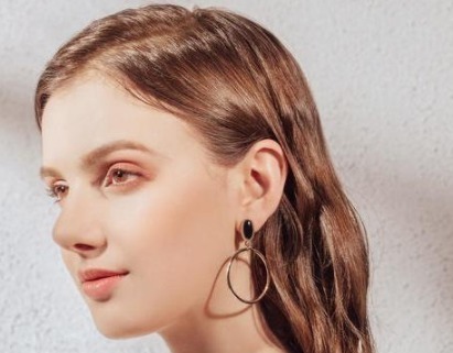 光泽度|舍不得买大牌首饰的女人,用以下3款替代就够了,显气质还上档次