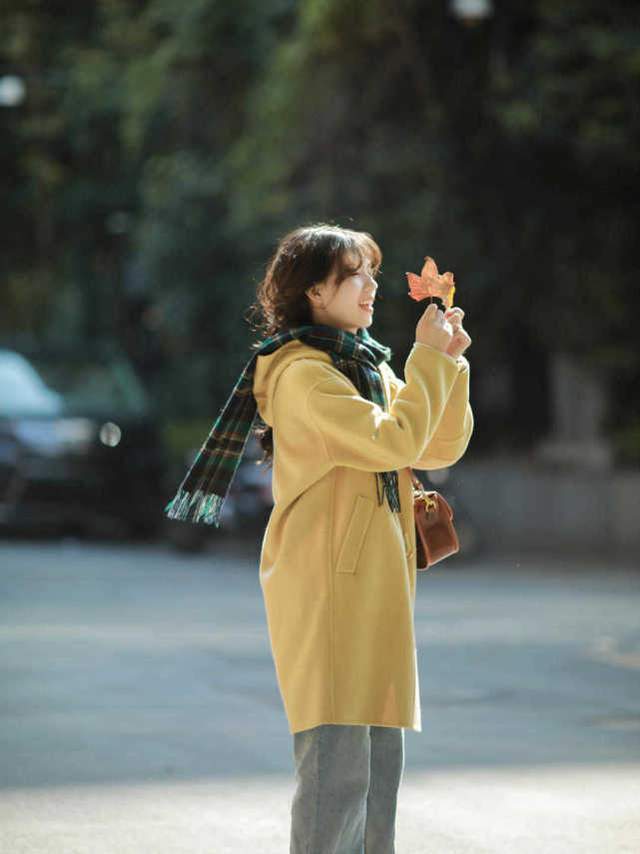 知性 秋冬大衣穿搭指南,搭配毛衣和牛仔裤,小个子女生也能穿出高级感