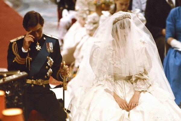 查尔斯|戴安娜的婚鞋:镶着132颗珍珠和542颗亮片,也藏了她的秘密