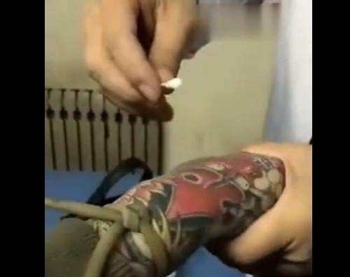 手臂|男子感冒去医院输液，护士看到他的手臂时，急得掉下了眼泪