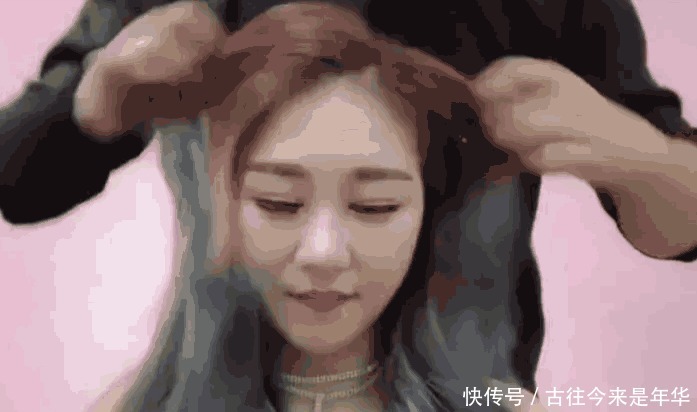 理发师用“绝活”给美女染发, 过程很奇葩，效果却出奇的好