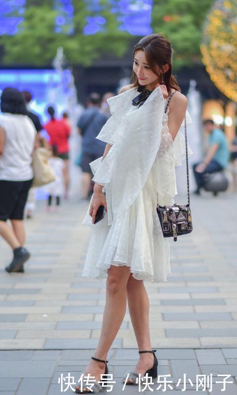 身穿蛋糕裙的小姐姐,裙身的版型立体,彰显出甜美俏皮的感觉