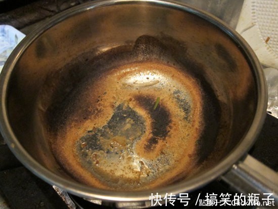 污垢|5分钟让烧焦的锅子变回原状!以后不用再靠蛮力刷锅子了~