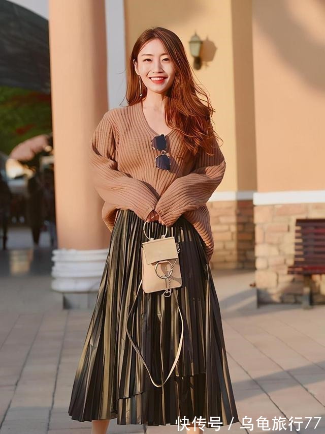 毛衫 毛衣下面别配裤子了,今年流行“毛衣+半身裙”,温柔有女人味!