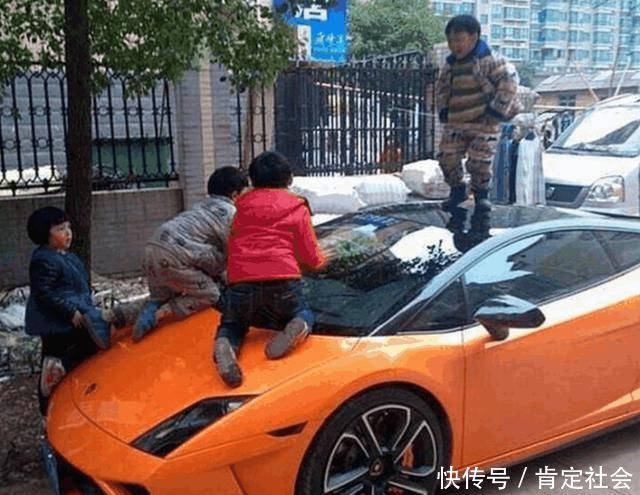 谨慎感|熊孩子连续掰断14根“豪车车标”,爸爸处理方式获赞,车主消气