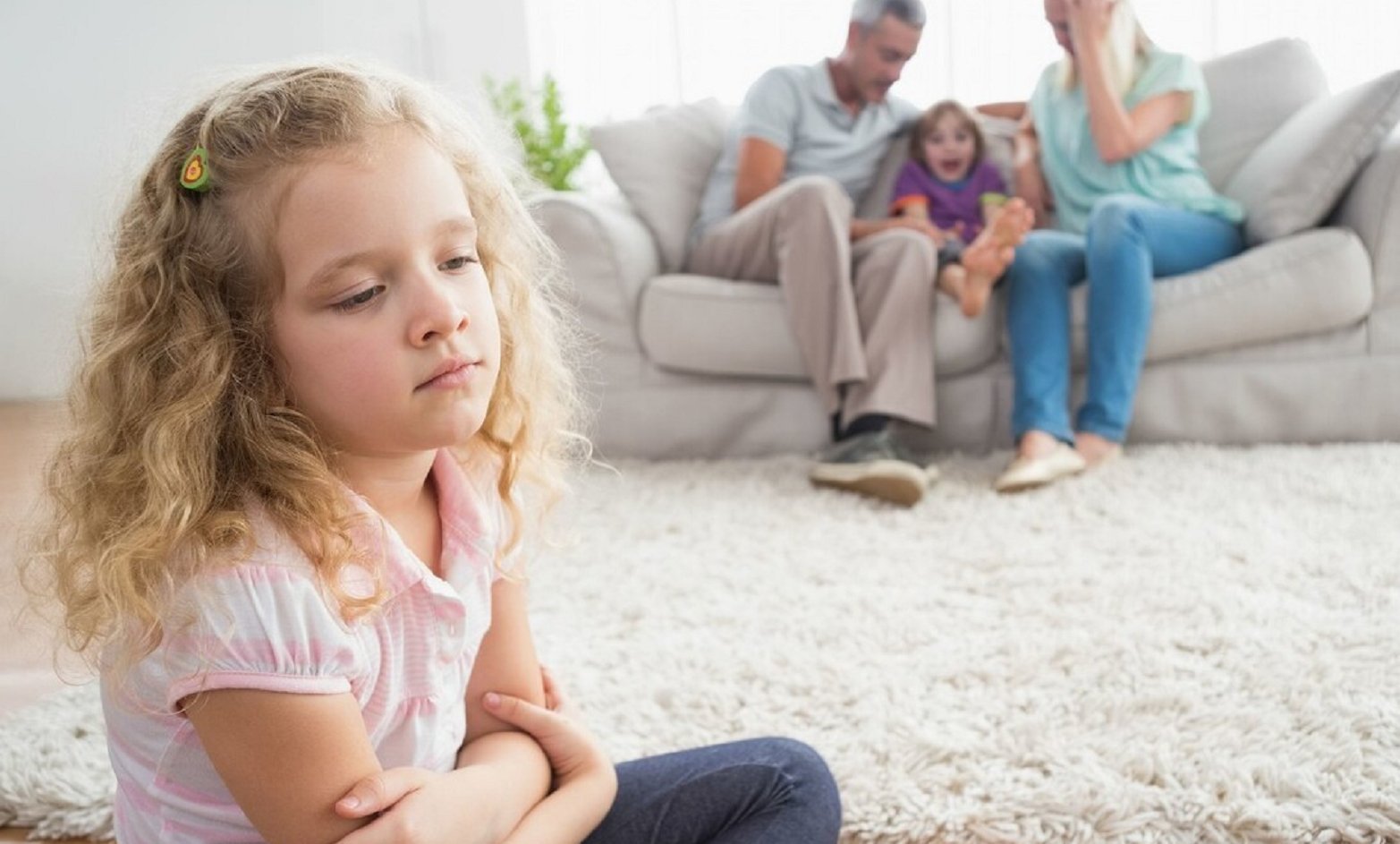 妹妹|男孩当众“怒斥”父母偏心妹妹，看到妹妹长相，网友：很难不偏心