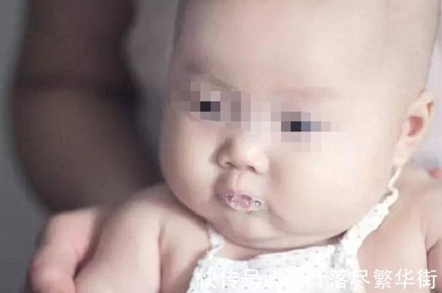 白眼|6旬姥爷怀抱3个月大的外孙,不料却遭来“白眼”,网友笑出声