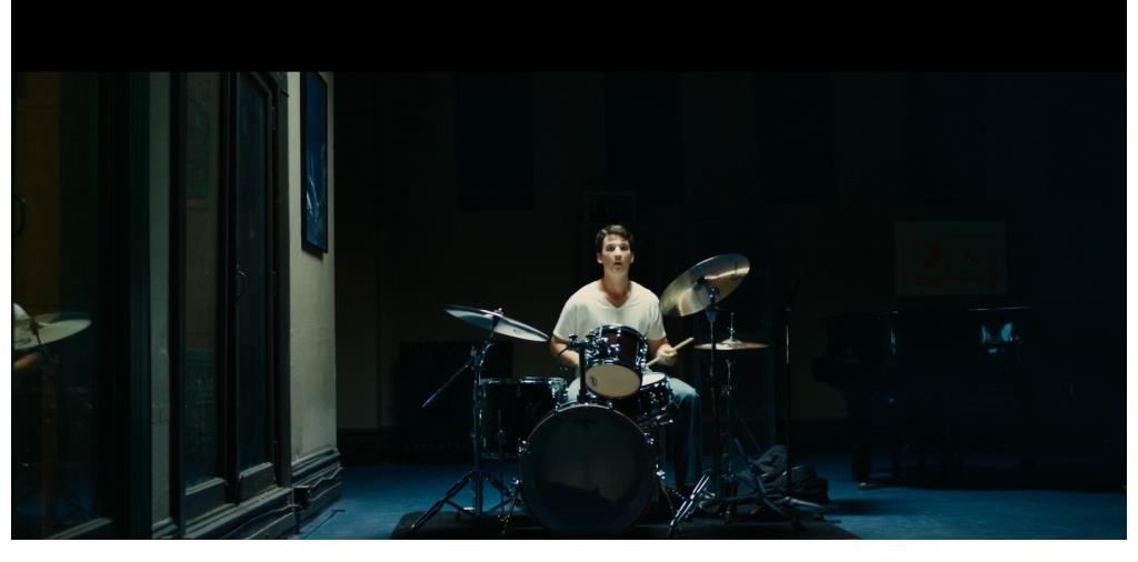 《爆裂鼓手》开场镜头，如何通过剪辑画面塑造紧张的情绪？
