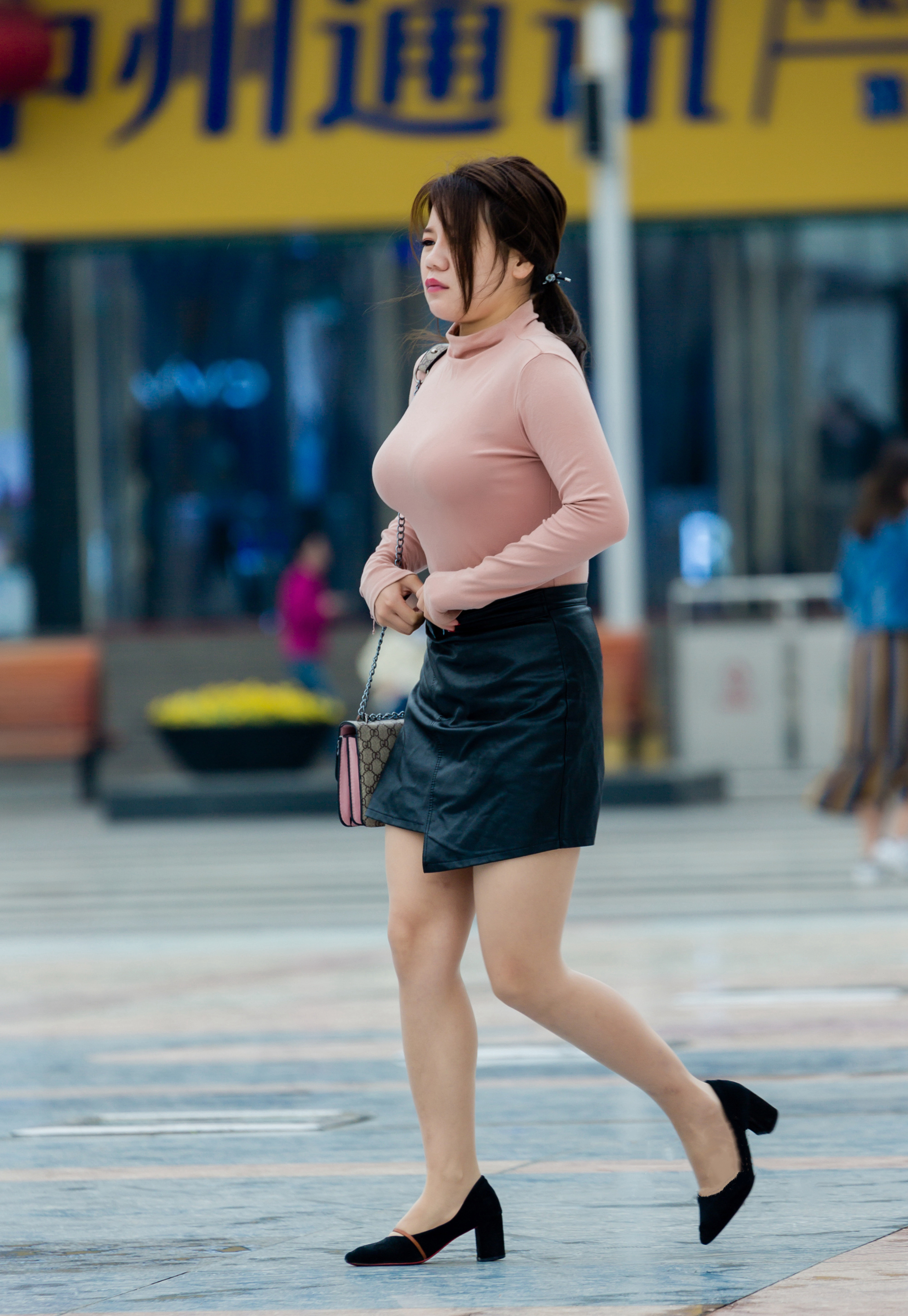 半身裙 街拍美女:轻熟风的秋季穿搭,粉色打底衫配黑色半身裙,优雅甜美又简约大方