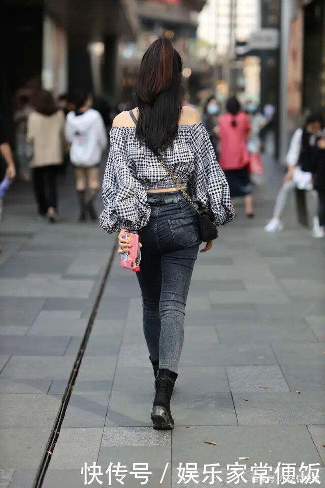 今年流行“牛仔裤+皮靴”,显瘦又时髦,跟着穿准没错!