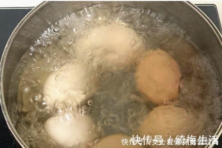 du水煮蛋,用清水煮那是“外行”,水中多加这两样,鸡蛋又鲜又嫩