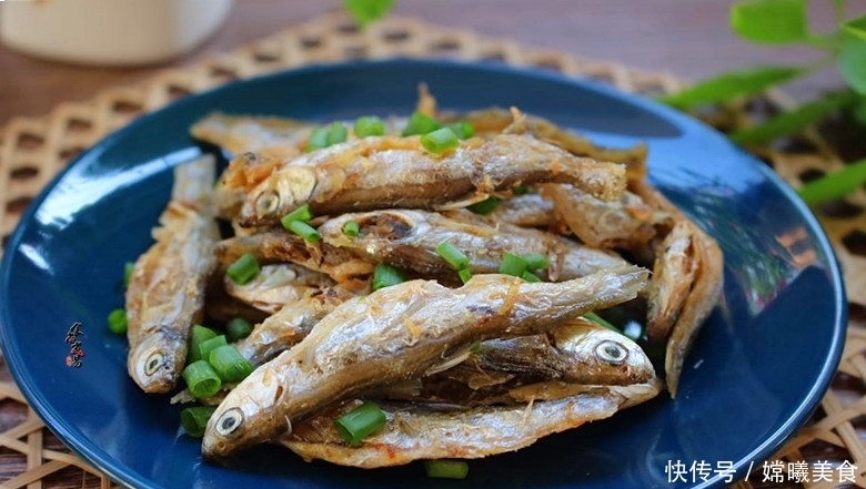 不用|这道菜不用复杂的调料,几根葱就足够,咸香酥脆,下酒一流