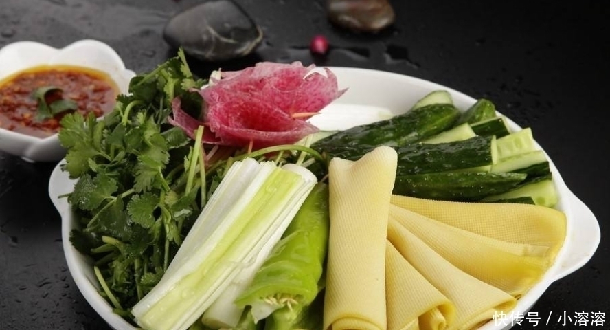 周末回家,妈妈做了一大桌,味美色鲜,尤其是最后一道菜真好吃