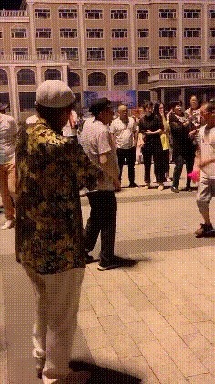 |搞笑GIF：都这时候了还看什么看 赶紧来救我啊，真装不下去了