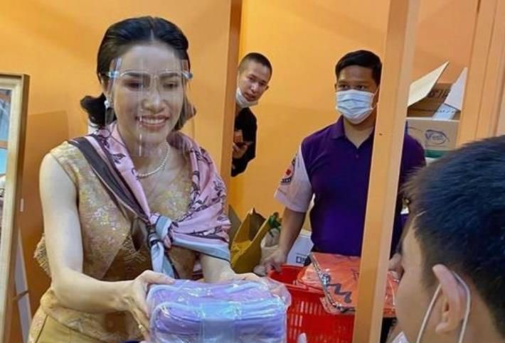 苏提达|诗妮娜跟泰王撒娇，得到2022专属新年贺卡，皇室办公室连夜赶制