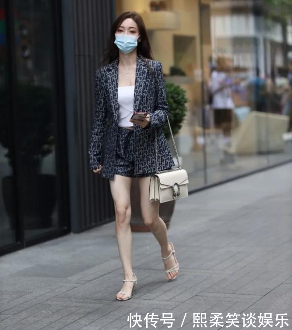 路人街拍，性感露肩短衫搭配高腰牛仔裤，青春减龄