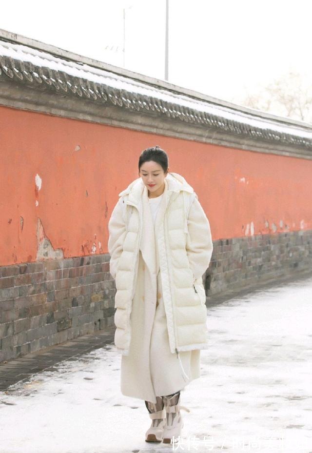 臃肿感|羽绒马甲怎么穿更洋气?学豪门千金何超莲搭配阔腿裤,时髦又减龄