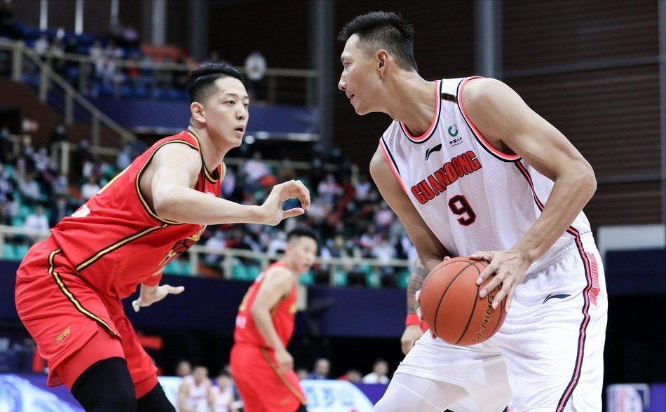 cb易建联打7分钟紧急受伤下场,杜锋深夜摊牌,宏远核心伤病大反转