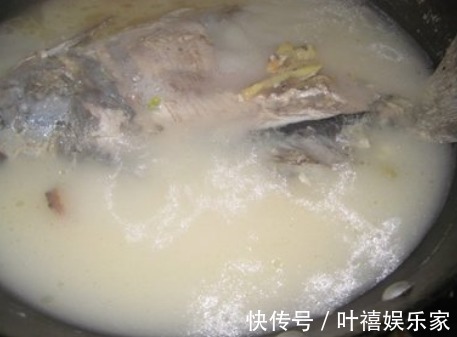 炖鱼汤时,不要直接加水炖!大厨教你3招,汤浓味鲜,好喝无腥味