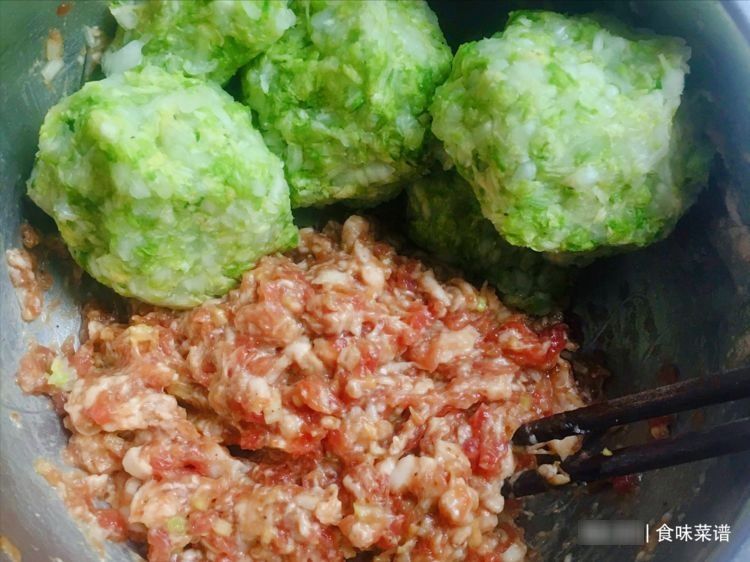 吃白菜的季节到了,教你秘制白菜饺子馅,鲜嫩多汁,一次3盘不够