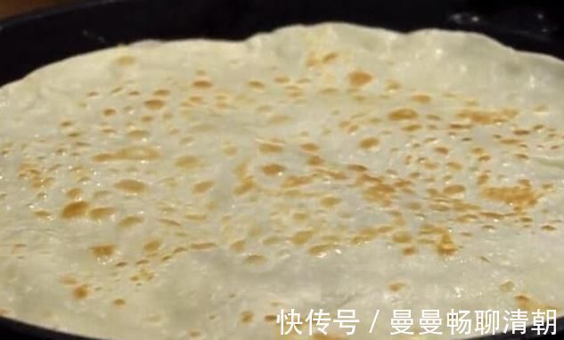 烙饼时，直接开始烙就错了，要多加这一步，饼才会柔软起层
