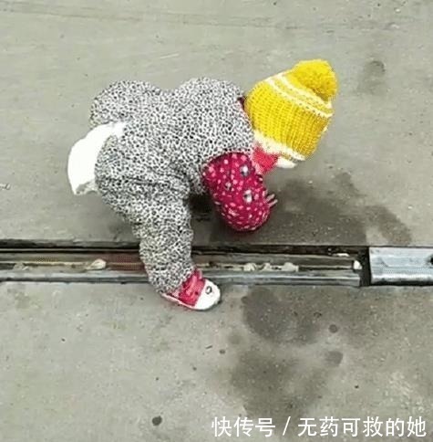 举动|宝宝走路火了,路上碰到裂缝的举动太滑稽,网友:稳重型宝宝