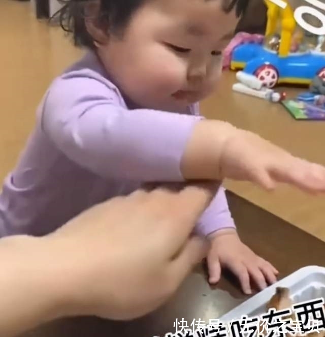 孩子吃|“调皮”舅舅火了,阻止外甥女吃肉,宝宝表情逗笑网友
