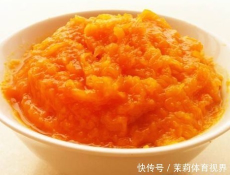 做南瓜饼时，只加糯米粉和糖就错了，如果少了它，不软糯还发硬