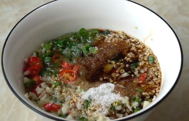 黄瓜和腐竹真是绝配，简单2步做一盘开胃菜，热天拿肉也不想换