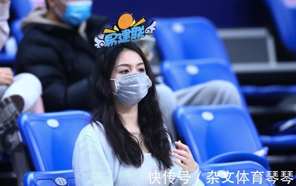 啦啦队|美丽的女球迷,亮相CBA赛场!她们戴着口罩,却更显得活力四射