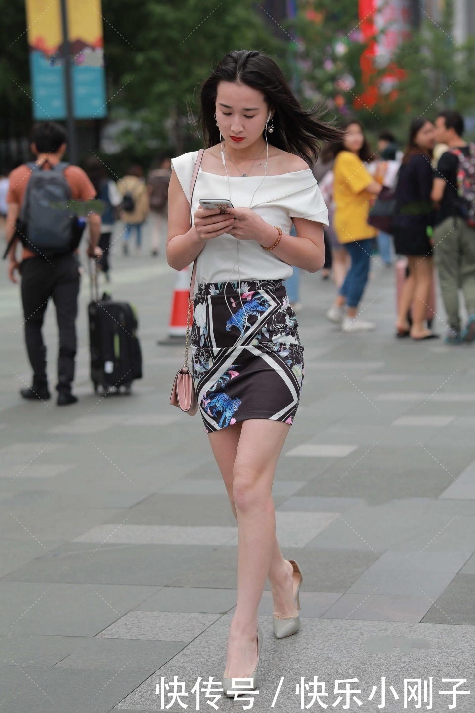 白色一字肩上衣,搭配印花一步裙,清新时尚,尽显端庄大气