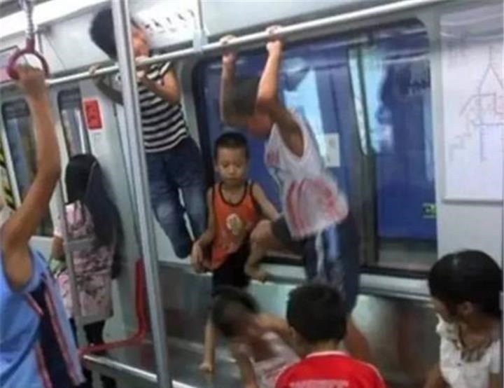 孩子|熊孩子电梯“恶作剧”,奶奶护犊子讨人嫌,女孩巧妙“一招制胜”