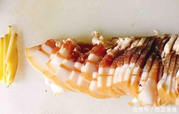 腊肉和“它”天生一对，香到舔盘子，味道醇香口感棒，快收藏