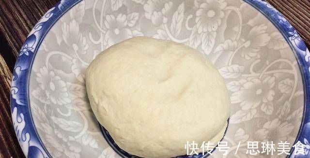 如果你家里有面粉,你必须试试很容易让它变得柔软和甜美比油条还好吃