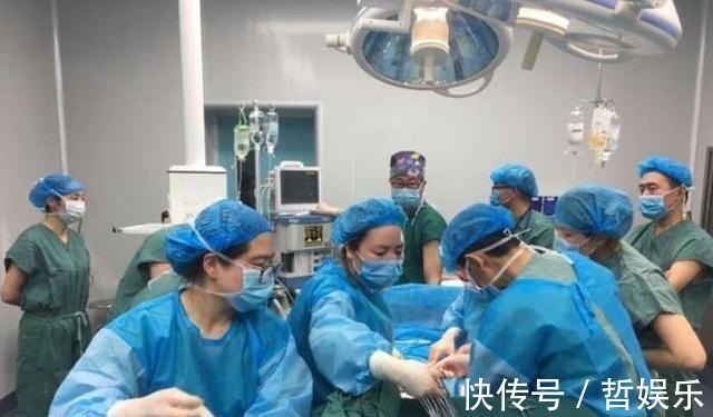 宝妈|孕妈在医院走廊突然生娃,急喊“快接住”,老公的表现让医生敬佩