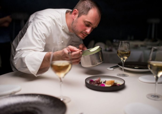 他曾是同学嘲笑的对象，却凭借开餐厅带动故乡经济