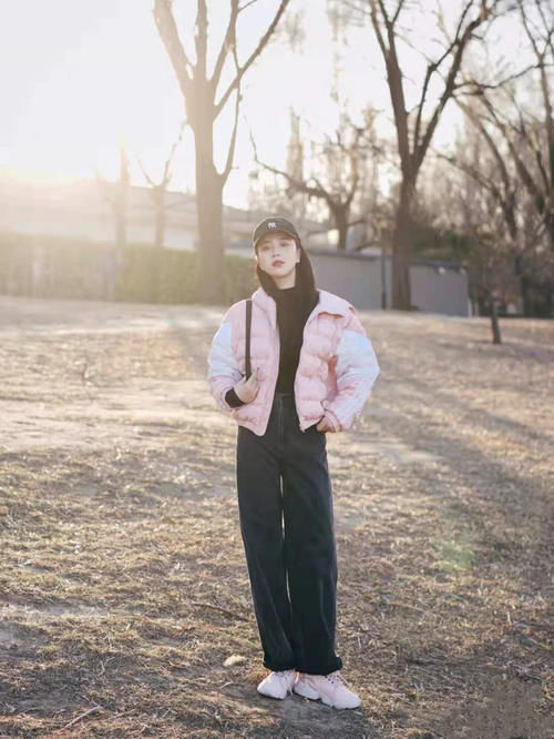 冬季羽绒服拒绝臃肿，掌握运动风穿搭，随时切换酷飒与温柔