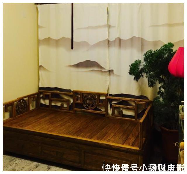 沙发|新房交由婆婆装，不买沙发用“砖”砌，孔雀山水画，让我哭笑不得
