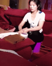 |搞笑GIF:第一次见女网友,之前她一直说是个胖子,今天一看,果然是