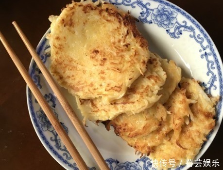 早餐|别再给孩子吃路边摊了，在家做早餐只需10分钟，一拌一煎就搞定