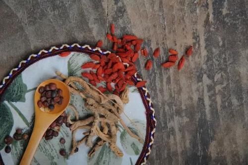 防癌|白开水加点料,晨饮通便祛湿、晚喝助眠防癌!一杯下肚,全身都舒畅