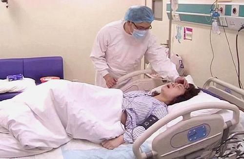 媳妇|“最怂丈夫”走红,陪产时紧闭双眼碎碎念,媳妇:生完孩子就揍你