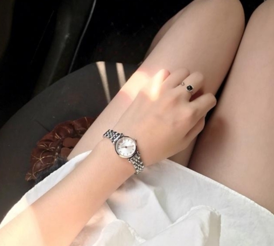 镯子 女人手腕上戴“表”还是“镯子”这代表不同的品味,看你是哪种