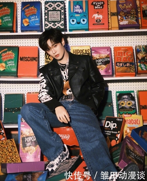 李汶翰新剧开机,穿黑皮夹克配卡通内搭,期待“周灿学长”来袭