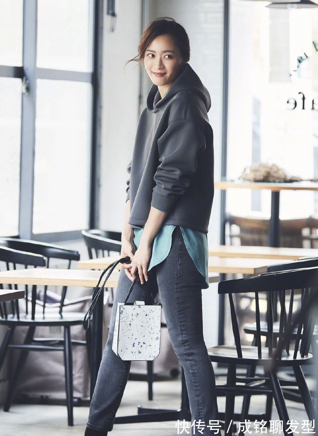 领口|40岁女人可照搬的秋季穿搭,简约大方又不做作,时尚减龄又显气质