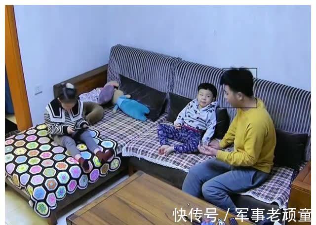 吃药|河北一爸爸喂弟弟吃药时,连哄带骗不管用,姐姐一上手乖乖喝下