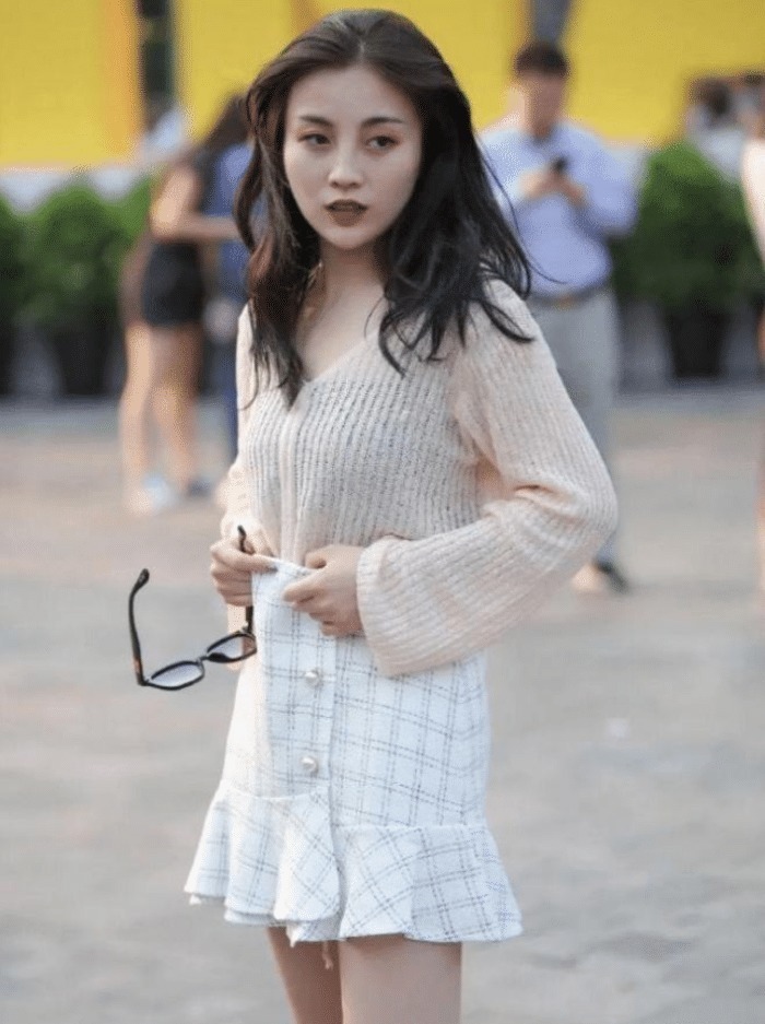 阿姨穿着“大一号”的裙子上街,成为一道特别的风景