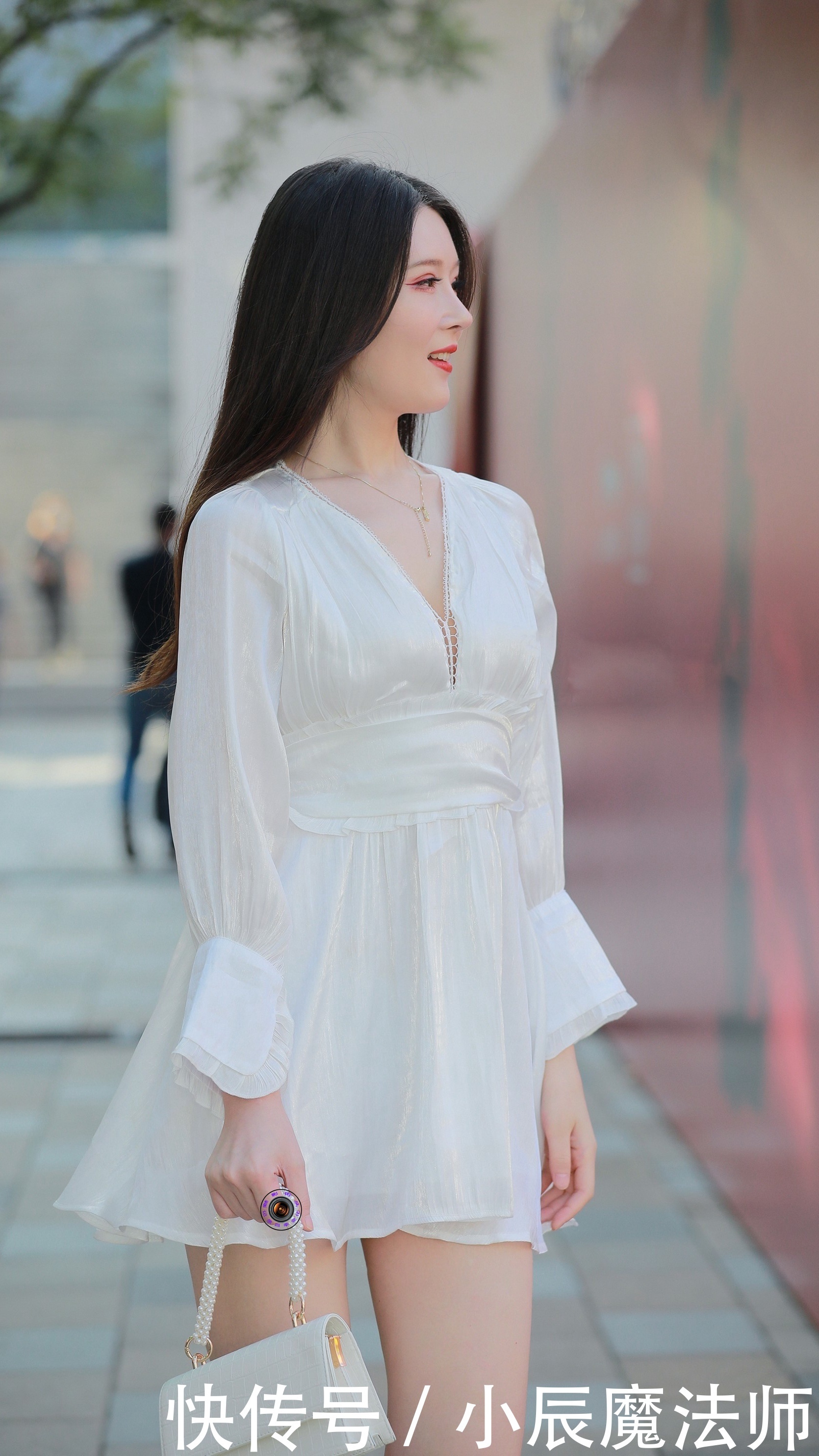 优雅|爱干净的漂亮女生穿白色连衣裙,搭配尖头细跟鞋,清新唯美又优雅