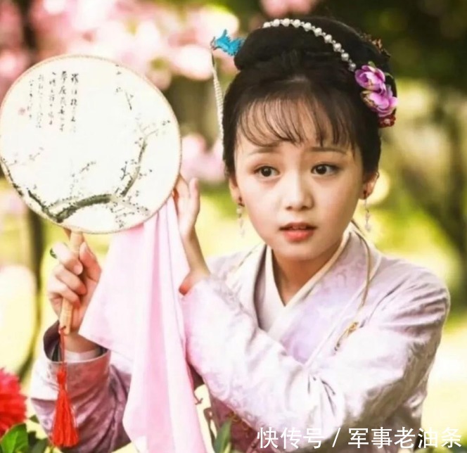 林黛玉@宝钗在荣国府过着什么日子?不可能受到疼爱,同样风刀霜剑严相逼