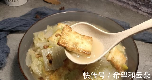 豆腐和这菜是绝配,冬天吃最香,简单一炖,好吃又有营养!